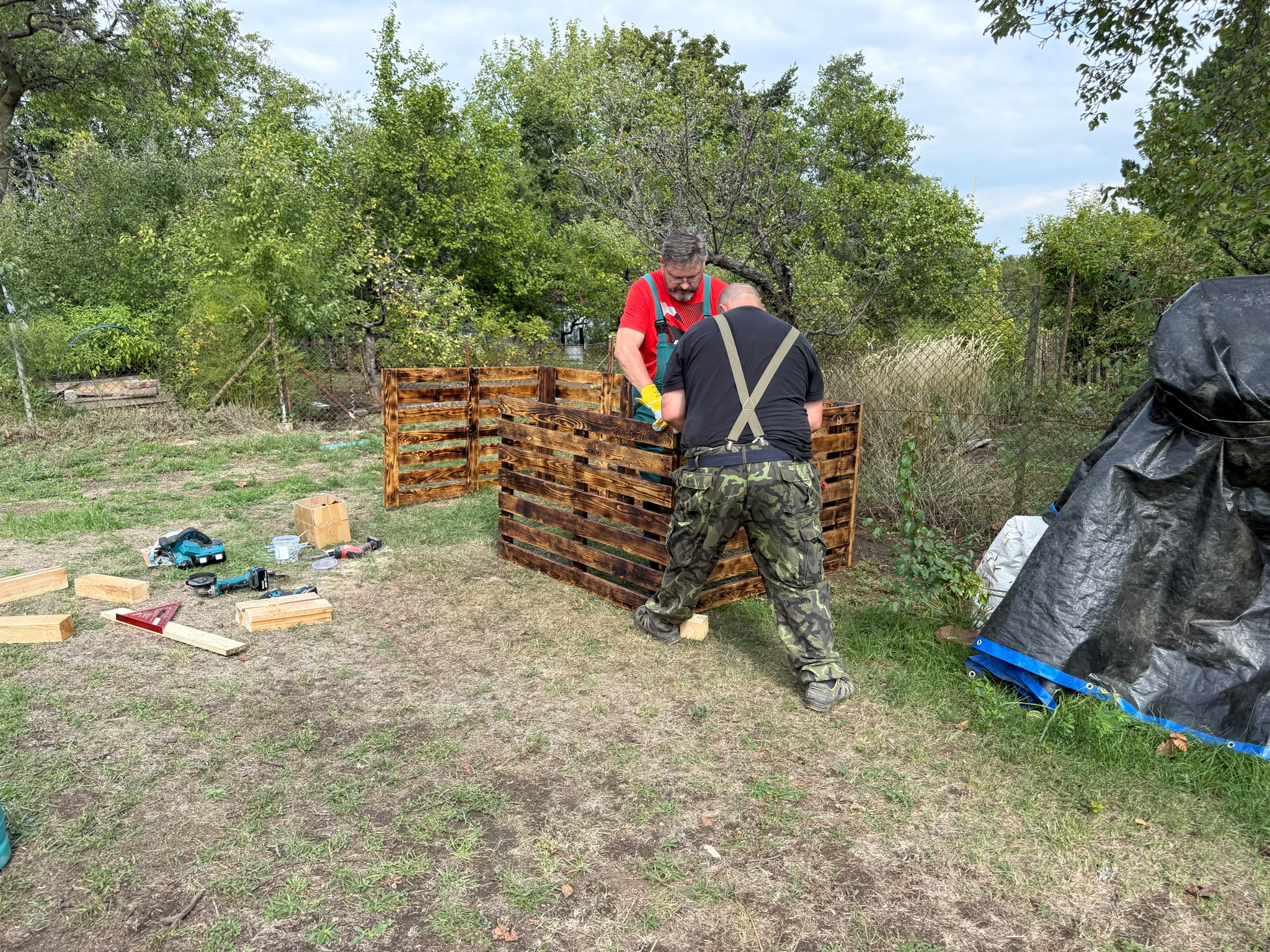 Stavba tříkomorového kompostéru z opálených palet na osadě Malina 12. 9. 2026